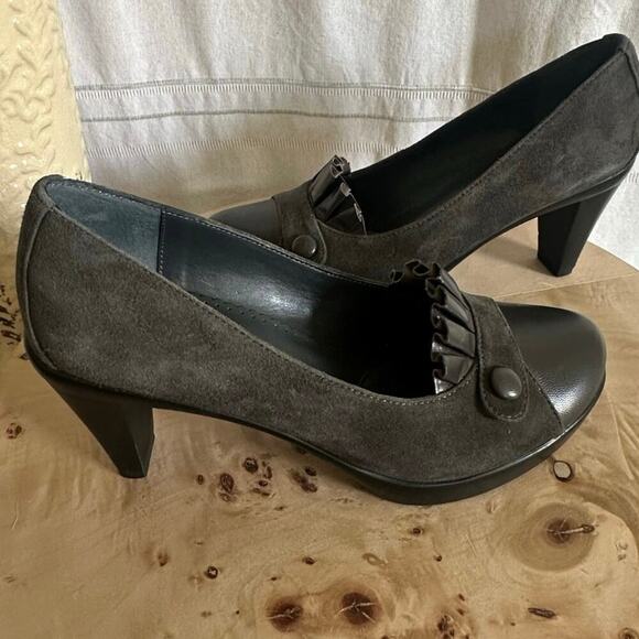 Bella Vita Gray Suede Leather Heels with Pleated Detail – Size 6.5M - Picture 4 of 5